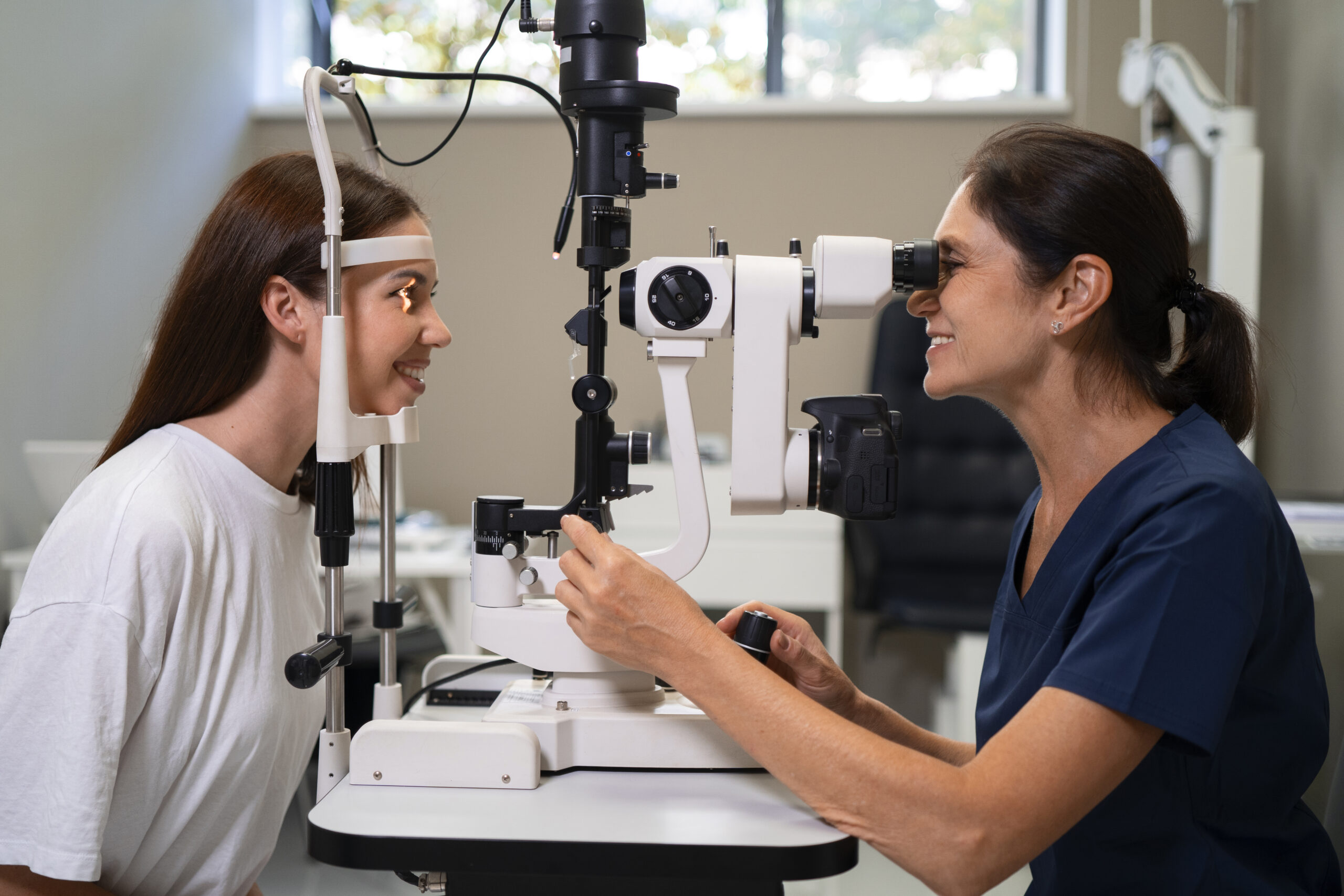 Eye specialist in Thrissur examining a patient for squint eye and providing advanced treatment